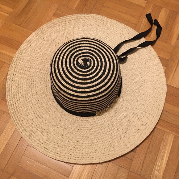 Straw hat - Picture 1 of 3